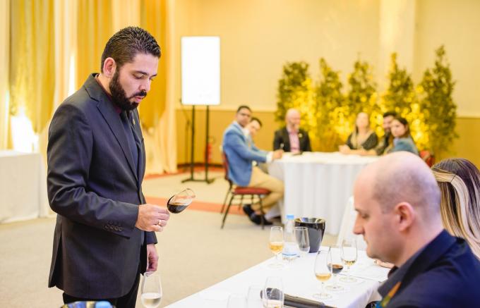 Sommelier da Cooperativa Vinícola Aurora entre os melhores profissionais do RS