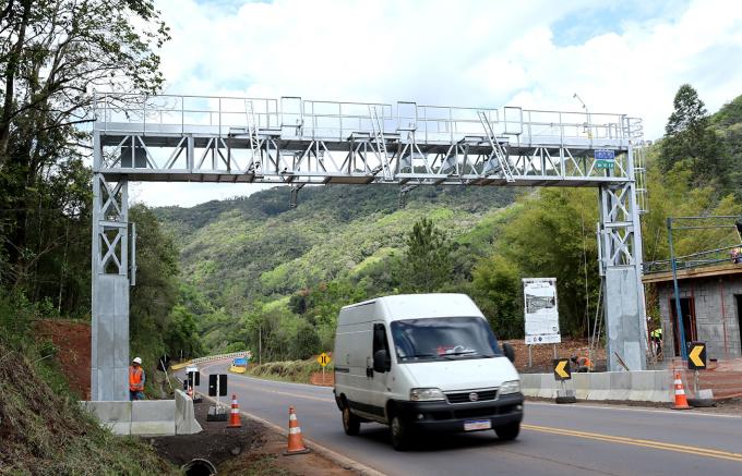 Novo pórtico do sistema free flow começa a ser instalado, na próxima segunda (16), no km 151 da ERS-122