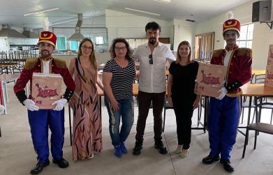 Centro Assistencial Portal da Luz recebe 100 cestas natalinas da CDL Caxias 